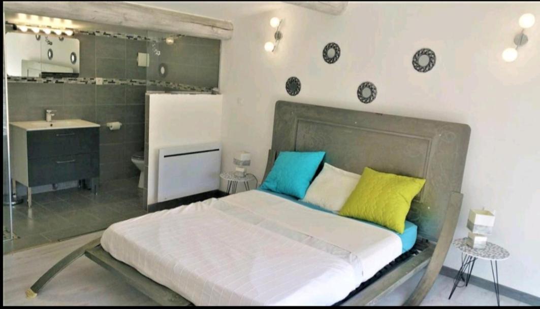 Suite Parentale Avec Petit Sejour Et Piscine Карпентра Екстериор снимка